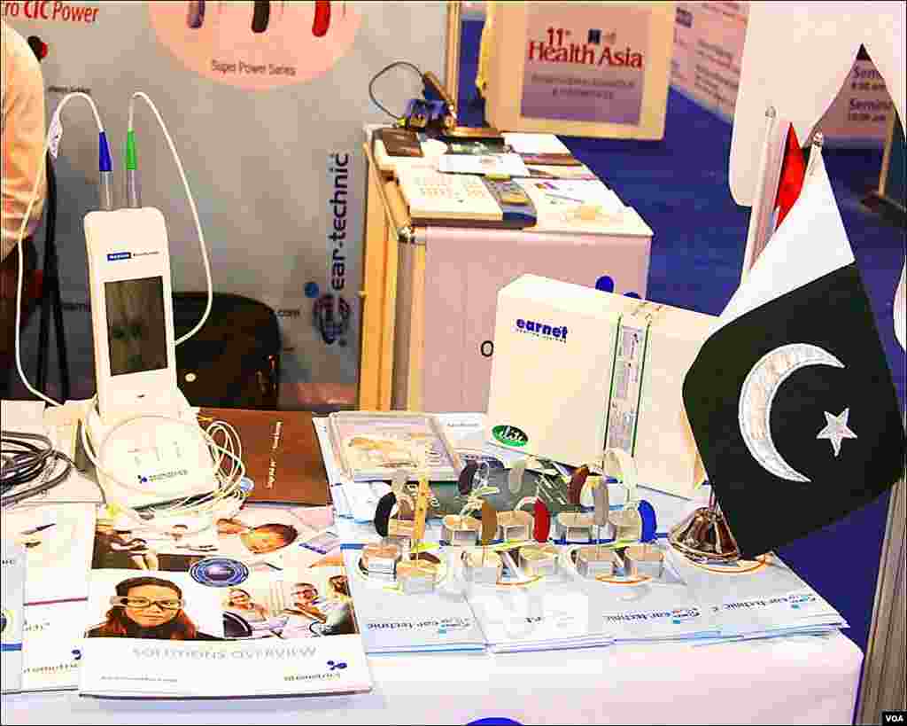 نمائش میں پاکستان کی ایک اور کمپنی کے آلہ سماعت کی مشینری رکھی ہے۔