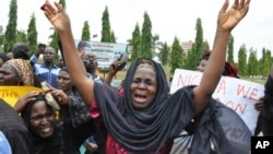 Majka otete devojke tokom demonstracija u Čibuku