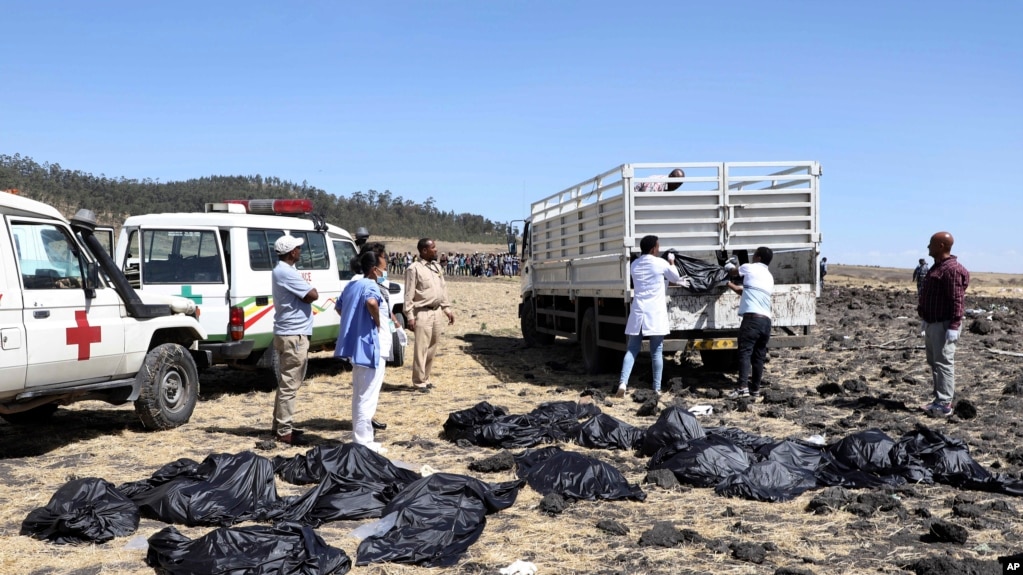 Evacuation des sacs mortuaires du site où l’avion d'Ethiopian Airlines s'est écrasé à environ 50 kilomètres au sud d'Addis-Abeba, en Ethiopie, dimanche 10 mars 2019. (Photo AP)