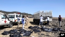 Evacuation des sacs mortuaires du site où l’avion d'Ethiopian Airlines s'est écrasé à environ 50 kilomètres au sud d'Addis-Abeba, en Ethiopie, dimanche 10 mars 2019. (Photo AP)