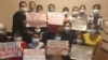 Những người phụ nữ Việt Nam cầm bảng kêu cứu trong một cơ sở tạm trú dành cho lao động nước ngoài gặp khốn khó, ở Riyadh, Ả-rập Xê-út. LHQ vừa kêu gọi Việt Nam bảo vệ những lao động được cho là bị buôn bán sang quốc gia Trung Đông này.
