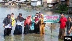 Relawan FPLKDLT gelar aksi bersih sampah danau laut tawar dan bantaran sungai Takengon. (VOA/Budi Nahaba)