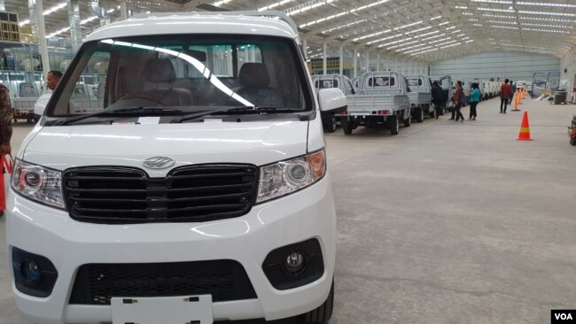 Sampel mobil Esemka yang siap dipasarkan dengan latar belakang deretan mobil hasil produksi PT SMK di Boyolali, Jumat ( 6/9). (Foto: VOA/Yudha Satriawan)