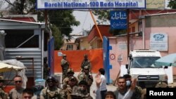 12 Mayıs 2020 - Kabil'de saldırının hedefi olan Dasht-e-Barchi Hastanesi önündeki güvenlik güçleri