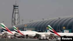 아랍에미리트 두바이 국제공항에 에미리트 항공 소속 여객기들이 서 있다. (자료사진)