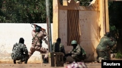 Binh sĩ Mali nổ súng vào các vị trí của phiến quân Hồi giáo tại thành phố Gao. 