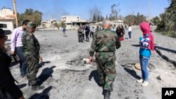 Syrian soldiers explain the military operation to clear Palmyra to journalists, in the ancient city of Palmyra in the central city of Homs, Syria, April 1, 2016. Syrian forces announced Sunday they retook the town of Qaryatain from Islamic State fighters.