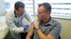 Farmaceut Majkl Vite daje injekciju Nilu Brauningu u Sijetlu, u okviru prve faze testiranja nove vakcine za koronavirus (Foto: AP/Ted S. Warren)