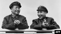 法新社的照片说明是“图为中国国家主席毛泽东（左）和政治领导人林彪1971年7月29日在北京微笑。”但此图更像是此前毛泽东和林彪在天安门城楼上的照片。笔者用“谷歌图片检索”查找此图，但谷歌显示没找到。