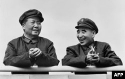 法新社的照片说明是“图为中国国家主席毛泽东（左）和政治领导人林彪1971年7月29日在北京微笑。”但此图更像是此前毛泽东和林彪在天安门城楼上的照片。