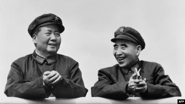 中国文革初期毛泽东和林彪在天安门城楼上。 “视觉中国”被“从重罚款”,和毛泽东像有关。