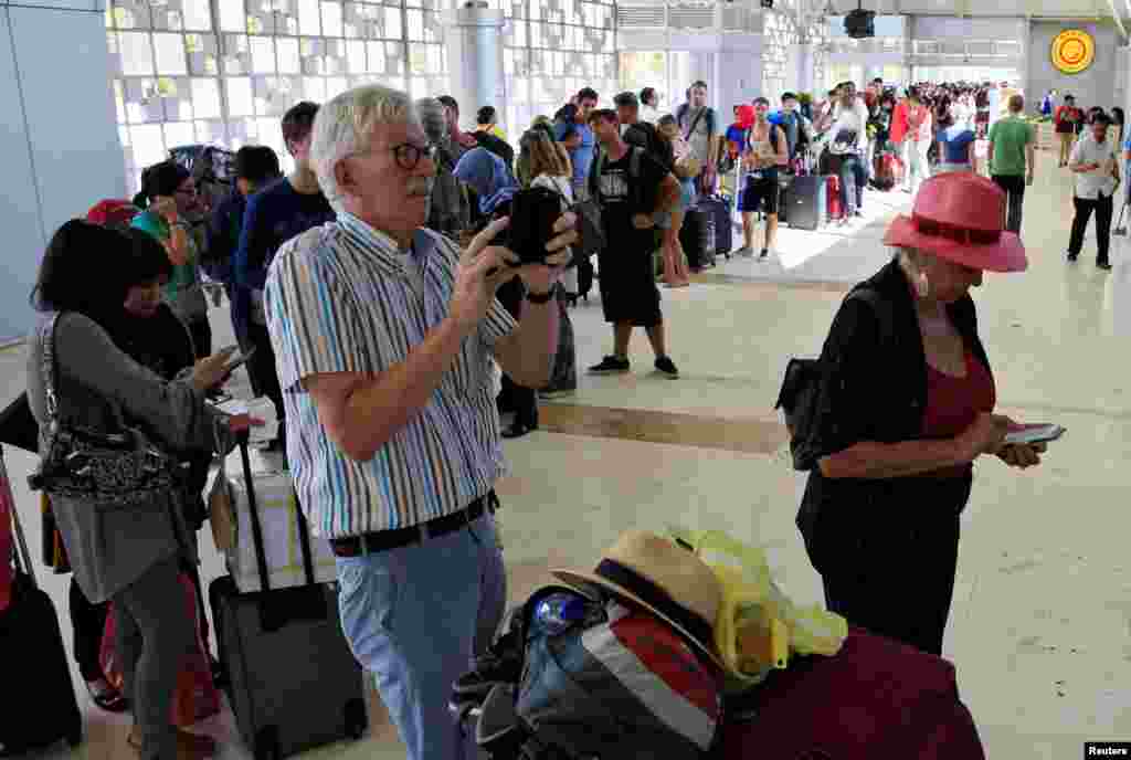 سیاحوں کے انخلا کے باعث لومبوک کے بین الاقوامی ہوائی اڈے پر مسافروں کی طویل قطاریں لگی ہوئی ہیں۔ کئی ایئر لائنز نے لومبوک سے اضافی پروازیں چلانے کا اعلان کیا ہے۔