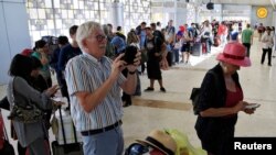 Wisatawan mancanegara antre di Bandara Internasional Lombok untuk meninggalkan Pulau Lombok setelah gempa kuat mengguncang pulau itu, Senin, 6 Agustus 2018.