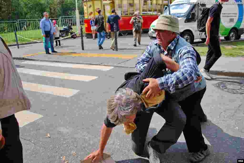 Pussy Riot փանք խմբի կողմնակիցներն ու ընդդիմախոսները հավաքվել են օգոստոսի 17-ին Մոսկվայի դատարանի մոտակայքում: Լուսանկար՝ Զուրաբ Ջավախաձե