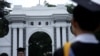 清華大學2020屆畢業生在西校門前留影。（2020年6月23日）