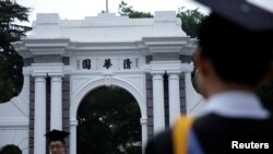 清华大学2020届毕业生在西校门前留影。（2020年6月23日）