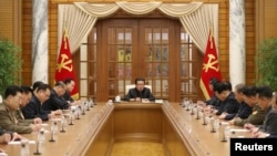 Pemimpin Korea Utara Kim Jong Un menghadiri Rapat Biro Politik ke-5 Komite Sentral ke-8 Partai Pekerja Korea (WPK) di gedung kantor Komite Pusat Partai di Pyongyang, Korea Utara, 1 Desember 2021. (Foto: Reuters )