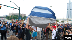 Les manifestants érigeant leur tente