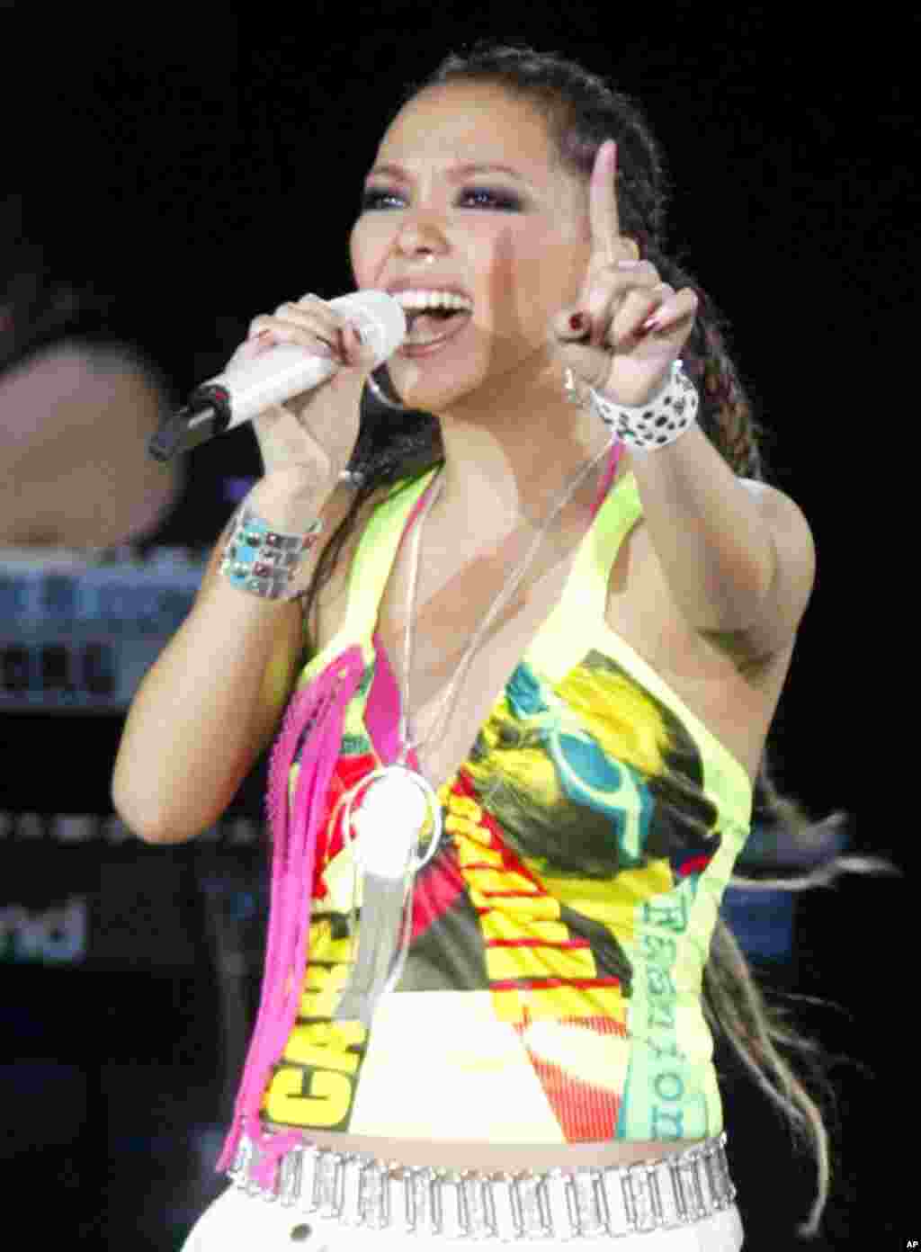 台湾流行歌星张惠妹2004年7月31日在北京的演唱会上。张惠妹原定当年6月22日应邀参加在杭州的表演活动，无奈当时有将近100人在杭州人民大会堂前拉起&ldquo;不欢迎支持台独的绿人&rdquo;的横幅抗议张惠妹。这些抗议者与歌迷对峙了将近20分钟，最后主办单位取消了张惠妹的演出。
