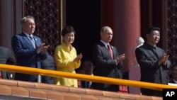 习近平(右一) 普京(右二)2015年9月3日在北京纪念日本二战投降70周年阅兵式上