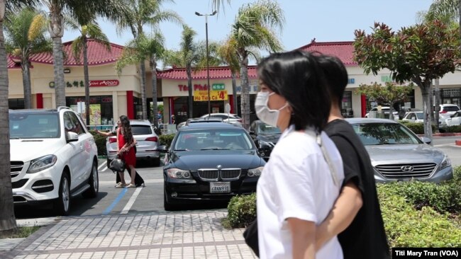 Cư dân và khách phương xa gặp gỡ và rủ nhau đi ăn vùng Little Saigon sau khi California cho mở cửa toàn phần.