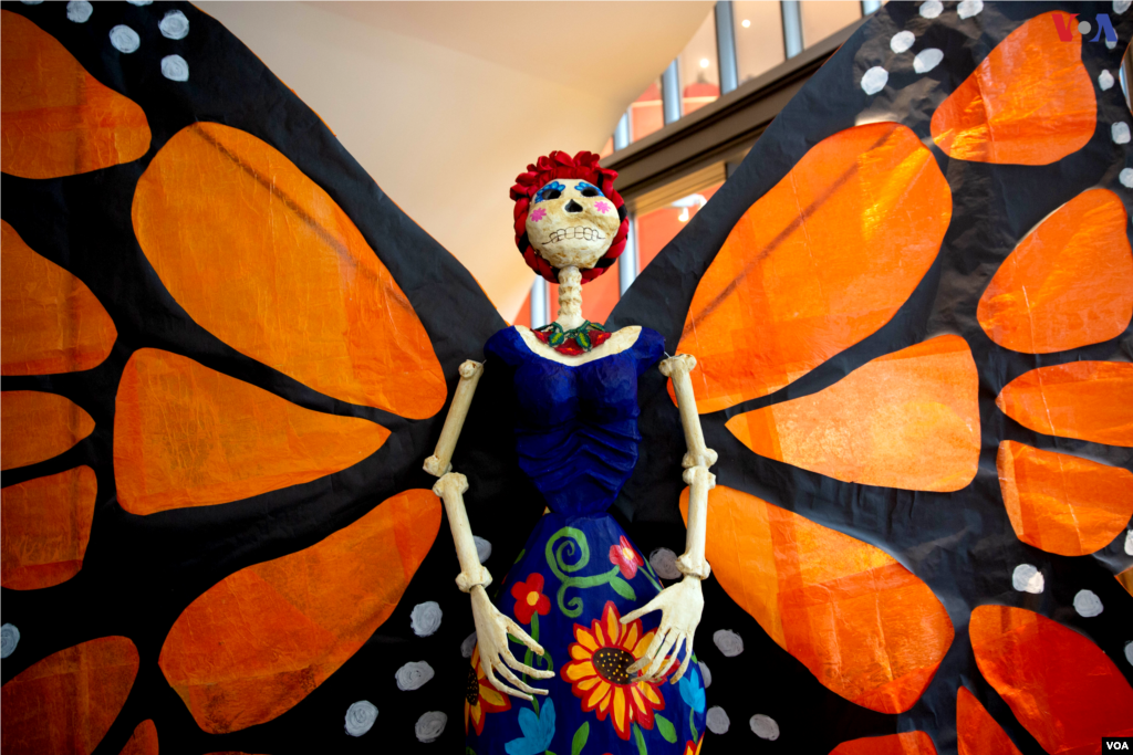 Una &quot;Catrina&quot; de tamaño real, aproximadamente 1.75m, hecha por la artista guatemalteca Evelyn Orantes.