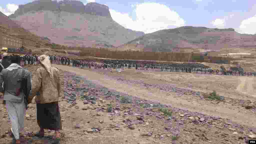 也門薩那東郊一個部落的村民前往向一名村民的遺骸告別。該村民在衝突中喪生。（VOA穆賈里攝 於2015年9月）