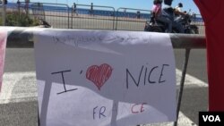 Sebuah kertas yang ditempel di Promenade des Anglais, Nice, bertuliskan: "Saya Muslim dan kamu (pembunuh) tidak mewakili saya." (16/7). (VOA/L. Ramirez)