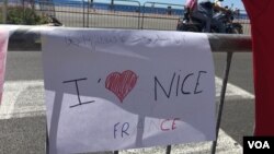 Un témoignage de solidaritésur la Promenade des Anglais. Il dit en arabe: «Je suis un musulman et vous (tueur) ne me représente pas," Nice, France, 16 juillet 2016. (L. Ramirez / VOA)