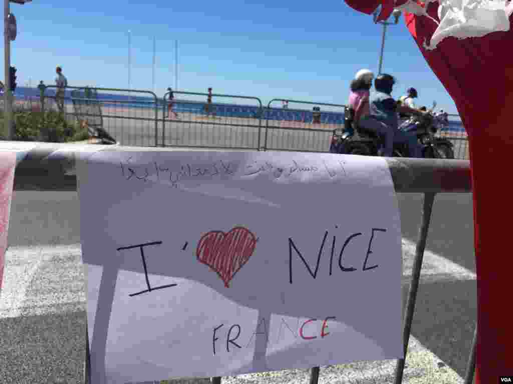 A note at along Promenade des Anglais expresses solidarity with the people of Nice. It also says in Arabic: "I'm a Muslim and you (killer) do not represent me," Nice, France, July 16, 2016. (L. Ramirez/VOA)