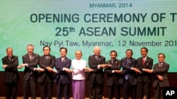 Para pemimpin negara ASEAN berfoto bersama usai pembukaan KTT ASEAN ke-25 di Myanmar (12/11).