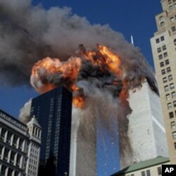 2001年9月11日紐約世界貿易中心冒著濃煙(檔案照片)