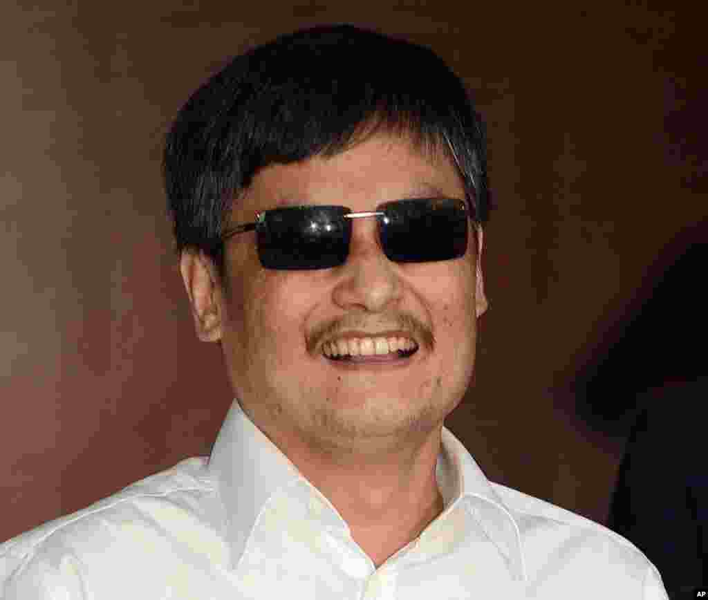 Blind Chinese legal activist Chen Guangcheng arrives at Washington Square Village on the campus of New York University, May 19, 2012, in New York.