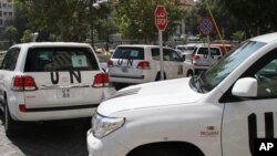 26일 유엔 화학무기 조사단이 탄 차량이 다마스쿠스 외곽 지역을 조사하기 위해 숙소를 출발하고 있다. 조사단은 이날 저격수의 총격을 받았다.