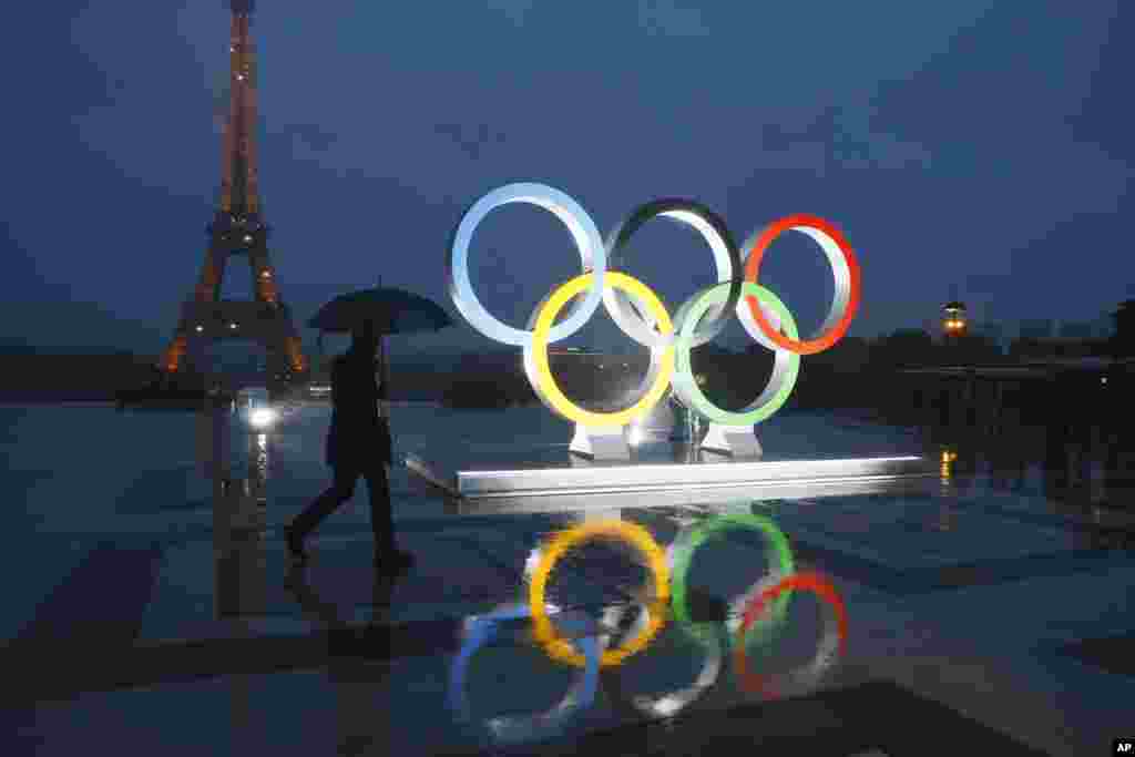 تصویر نمادین از المپیک در نزدیکی برج ایفل پاریس. کشور فرانسه بعنوان میزبان بازیهای المپیک ۲۰۲۴ انتخاب شده است.
