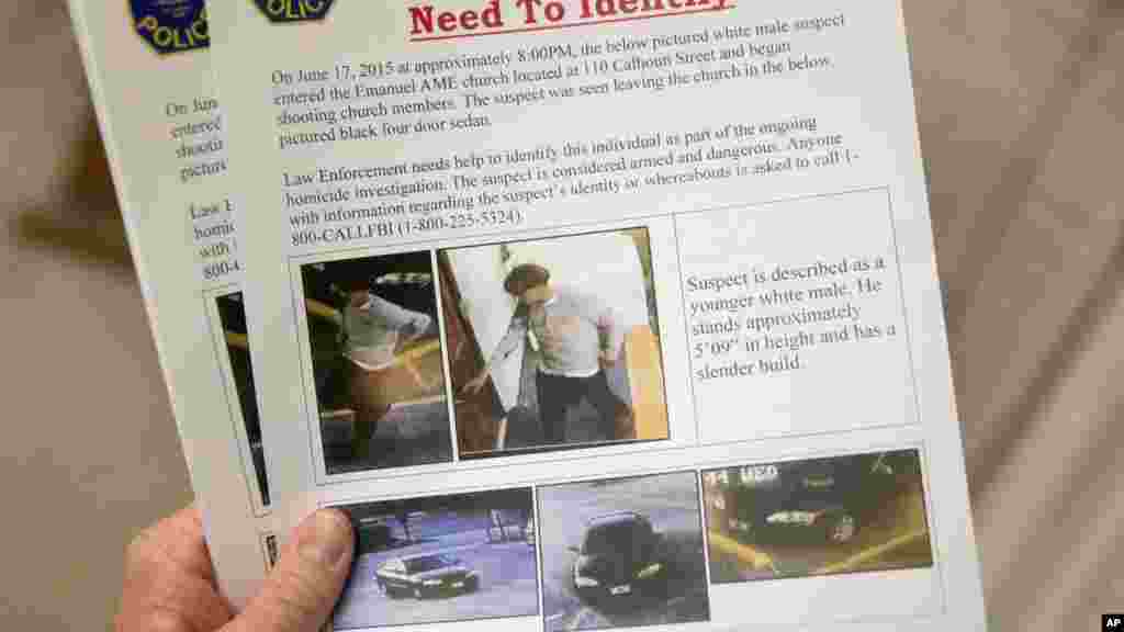 Direktur Manajemen Darurat Charleston Mark Wilbert memegang brosur yang menunjukkan potongan gambar video seorang tersangka penembakan di Gereja Emanuel AME Church di Charleston (18/6).&nbsp;​(AP/David Goldman)