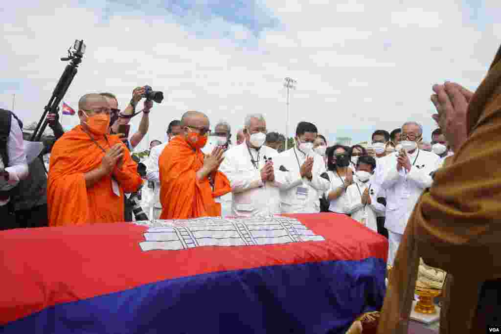 សម្តេចសង្ឃ និងព្រះសង្ឃ និមន្តបង្សុកូល ដើម្បីទទួលព្រះសពសម្តេចក្រុមព្រះ នរោត្តម រណឫទ្ធិ នៅអាកាសយានដ្ឋានអន្តរជាតិភ្នំពេញ នៅថ្ងៃអាទិត្យ ទី៥ ខែធ្នូ ឆ្នាំ២០២១។ (ខាន់ សុគុំមនោ/វីអូអេ)