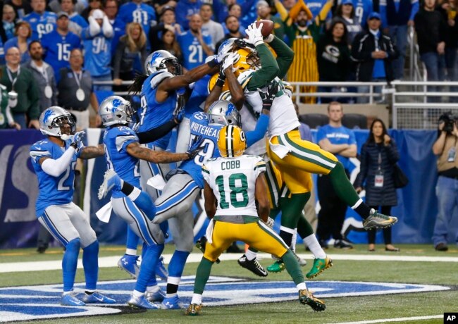 FILE - Green Bay Packers tight end Richard Rodgers (82) catches a 61-yard Hail Mary throw with no time remaining to beat the Lions 27-23 in an NFL football game, Thursday, Dec. 3, 2015, in Detroit. (AP Photo/Paul Sancya)