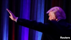 Le candidat à la présidentielle républicaine, Donald Trump, arrive au cours de la nuit électorale au New York Hilton Midtown à Manhattan, New York, États-Unis, 9 novembre 2016. 