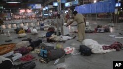 2008년 11월 인도 뭄바이 테러 사건 현장. 출퇴근길에 기차 터미널에서 사망한 시민들과 부상자들.