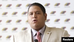 Luis Emilio Rondon, rector del Consejo Nacional Electoral de Venezuela, rechaza resultado de la votación del domingo.