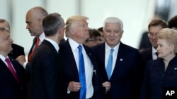 Perdana Menteri Montenegro Dusko Markovic, tengah kanan, setelah terlihat didorong oleh Donald Trump, tengah, saat KTT pemimpin negara-negara NATO di Brussels, 25 Mei 2017. 