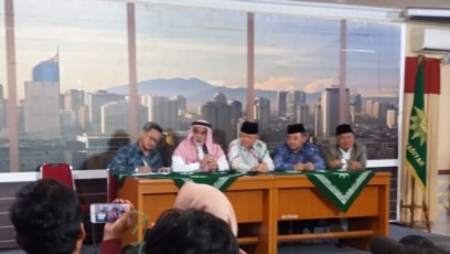 Duta Besar Arab Saudi untuk Indonesia Usamah bin Muhammad al-Shuaibi (kiri kedua) menjelaskan tentang Ketua FPI Rizieq Shihab di Kantor PP Muhammadiyah, Jakarta, Selasa (13/11). (Foto: VOA/Fathiyah)