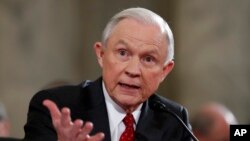 លោក Jeff Sessions ធ្វើ​សក្ខីកម្ម​នៅ​វិមាន Capitol Hill ក្នុង​រដ្ឋធានី​វ៉ាស៊ីនតោន កាលពី​ថ្ងៃទី១០ ខែមករា ឆ្នាំ២០១៧។