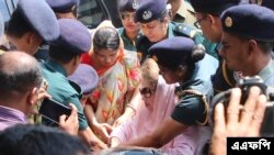 বাংলাদেশের বিরোধীদলীয় নেত্রী এবং বাংলাদেশ জাতীয়তাবাদী দলের চেয়ারপারসন খালেদা জিয়াকে বঙ্গবন্ধু শেখ মুজিব মেডিকেল বিশ্ববিদ্যালয়ে (বিএসএমএমইউ) চিকিৎসার জন্য ঢাকায় নিয়ে যাওয়া হচ্ছে.১ এপ্রিল ২০২১। (ছবি-এএফপি)