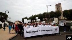 Des villageois de Forges-les-Bains, au sud de Paris, manifestent contre l'arrivée des migrants dans leur village, France, le samedi 8 octobre 2016.