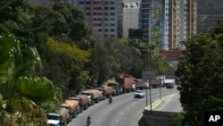 Una larga fila de camiones espera para abastecerse de combustible diésel en Caracas,Venezuela, el 4 de marzo de 2021.