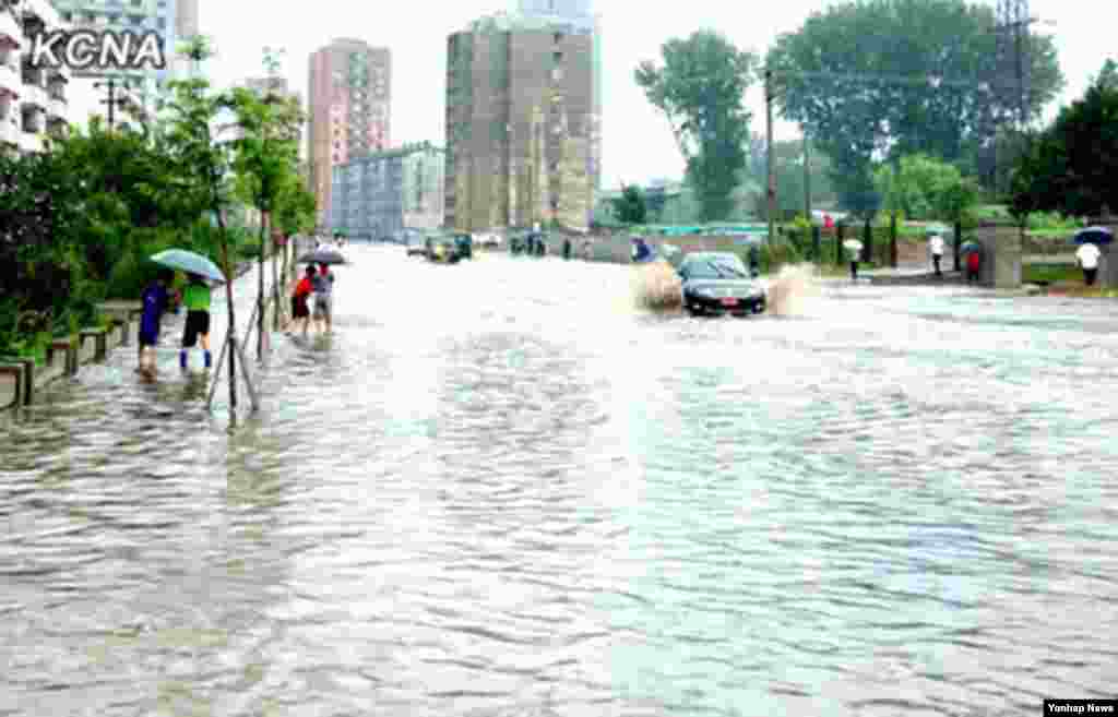 연이은 폭우로 인해 물에 잠긴 평양의 도로.