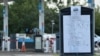 Tanda yang menyatakan tidak adanya BBM terpasang pada salah satu pom bensin di dekat Tonbridge, di wilayah Tenggara Inggris, pada 27 September 2021. Inggris mengalami kelangkaan BBM akibat menurunnya jumlah supir truk tanker pengangkut bahan bakar. (Foto: AFP/Ben Stansall)