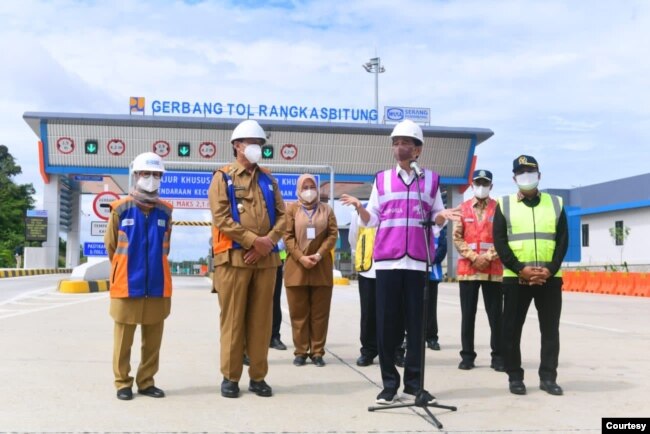 Jokowi berjanji akan melakukan penanggulangan banjir di Sintang, Kalbar mulai tahun depan salah satunya dengan melakukan penghijauan di daerah tangkapan hujan yang rusak. (Biro Setpres)